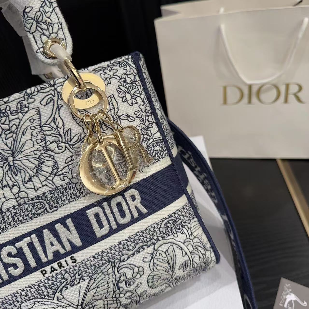 DI0R 高品質刺繍蝶ブルーハンドバッグ【50％割引+送料無料】