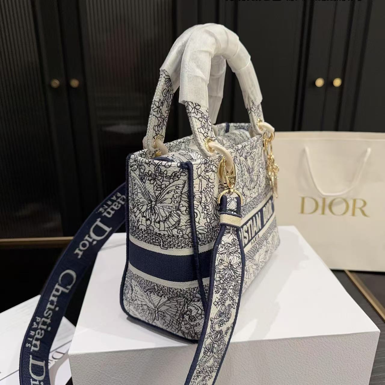 DI0R 高品質刺繍蝶ブルーハンドバッグ【50％割引+送料無料】