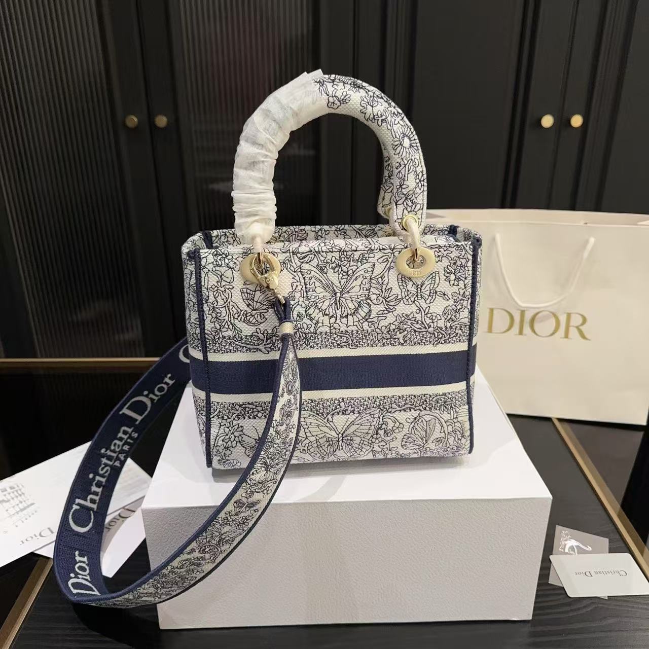 DI0R 高品質刺繍蝶ブルーハンドバッグ【50％割引+送料無料】