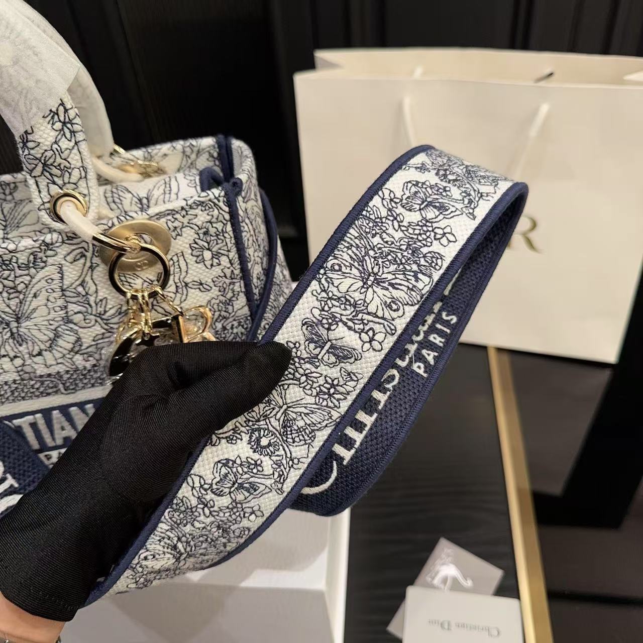 DI0R 高品質刺繍蝶ブルーハンドバッグ【50％割引+送料無料】