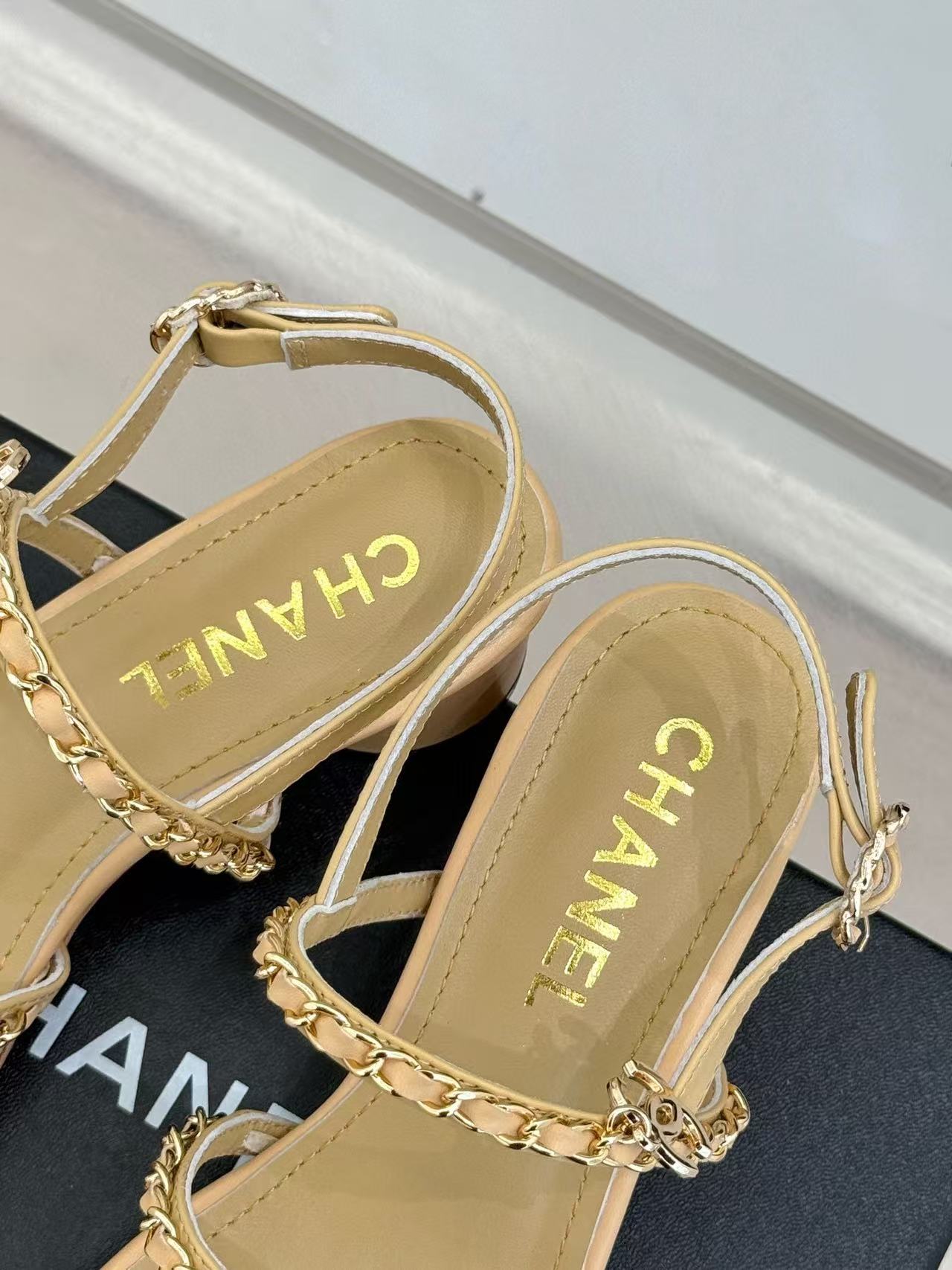 CHANE1 高品質ダブルCチェーン厚ヒールサンダル【50%割引+送料無料】