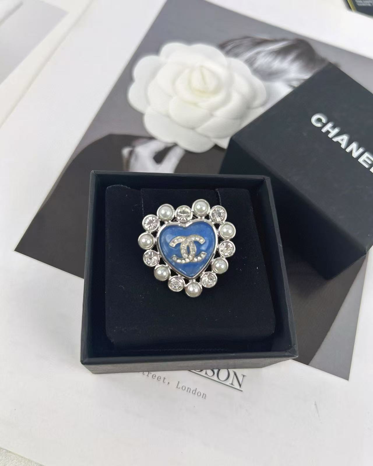 CHANE1 ブルーハートダイヤモンドブローチ【 50％割引+送料無料】