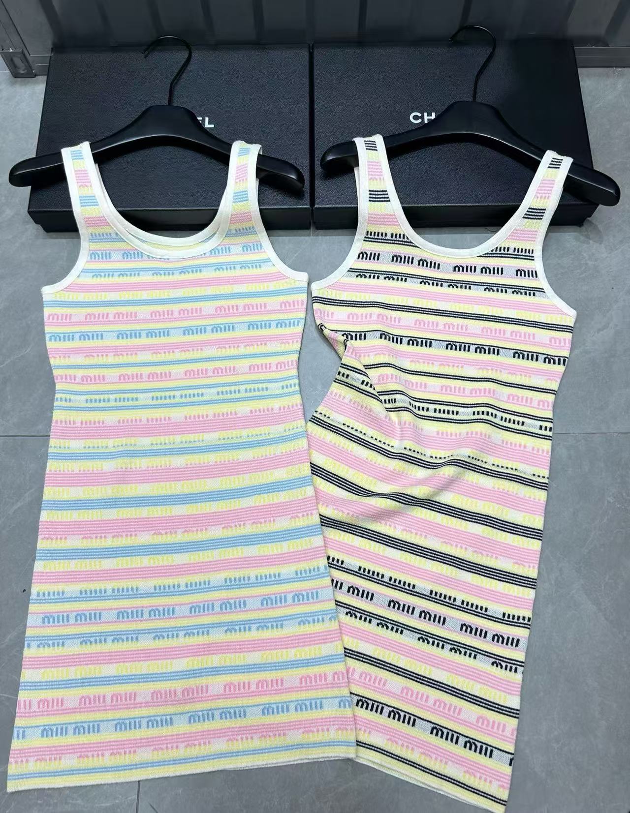 M1UM1U カラフルレターウールサスペンダードレス【 50％割引+送料無料】