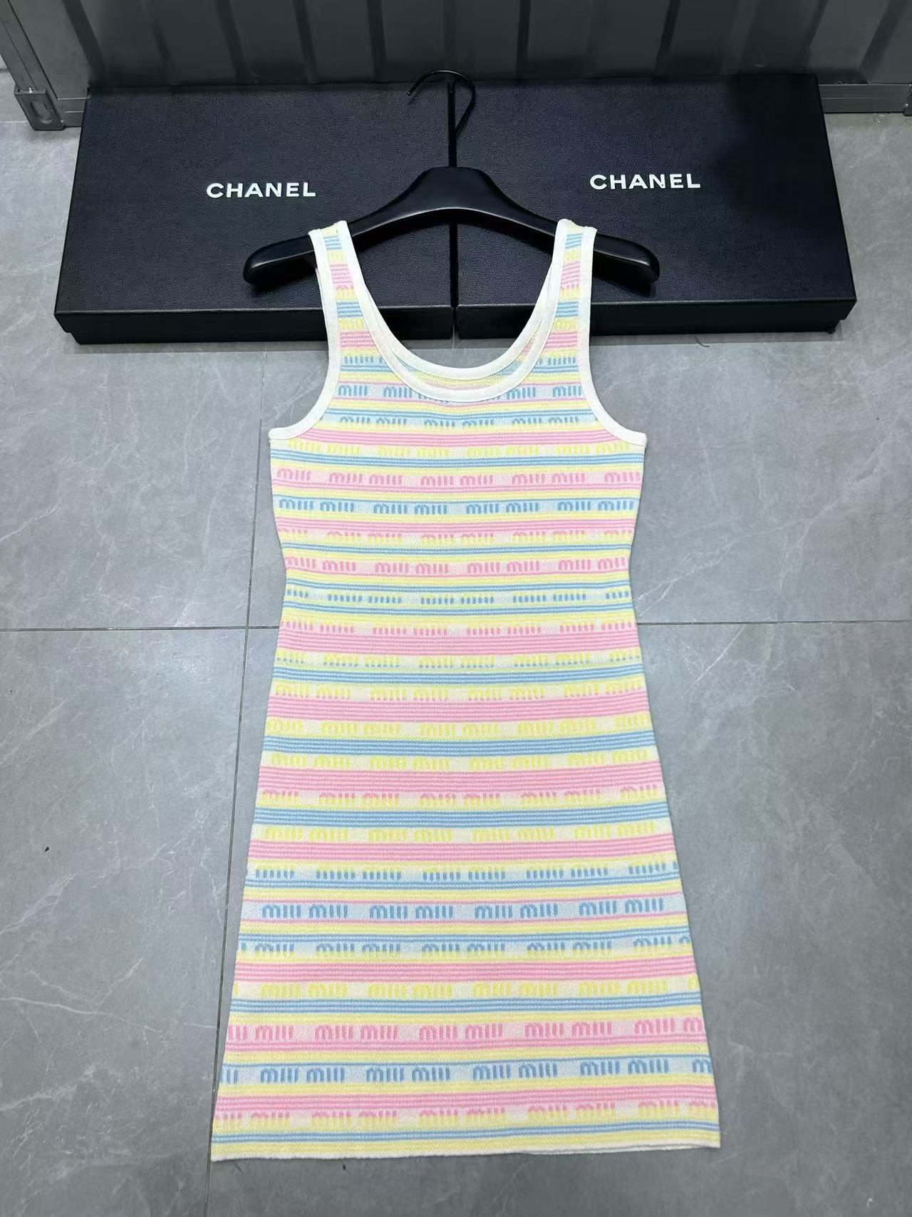 M1UM1U カラフルレターウールサスペンダードレス【 50%割引+送料無料】