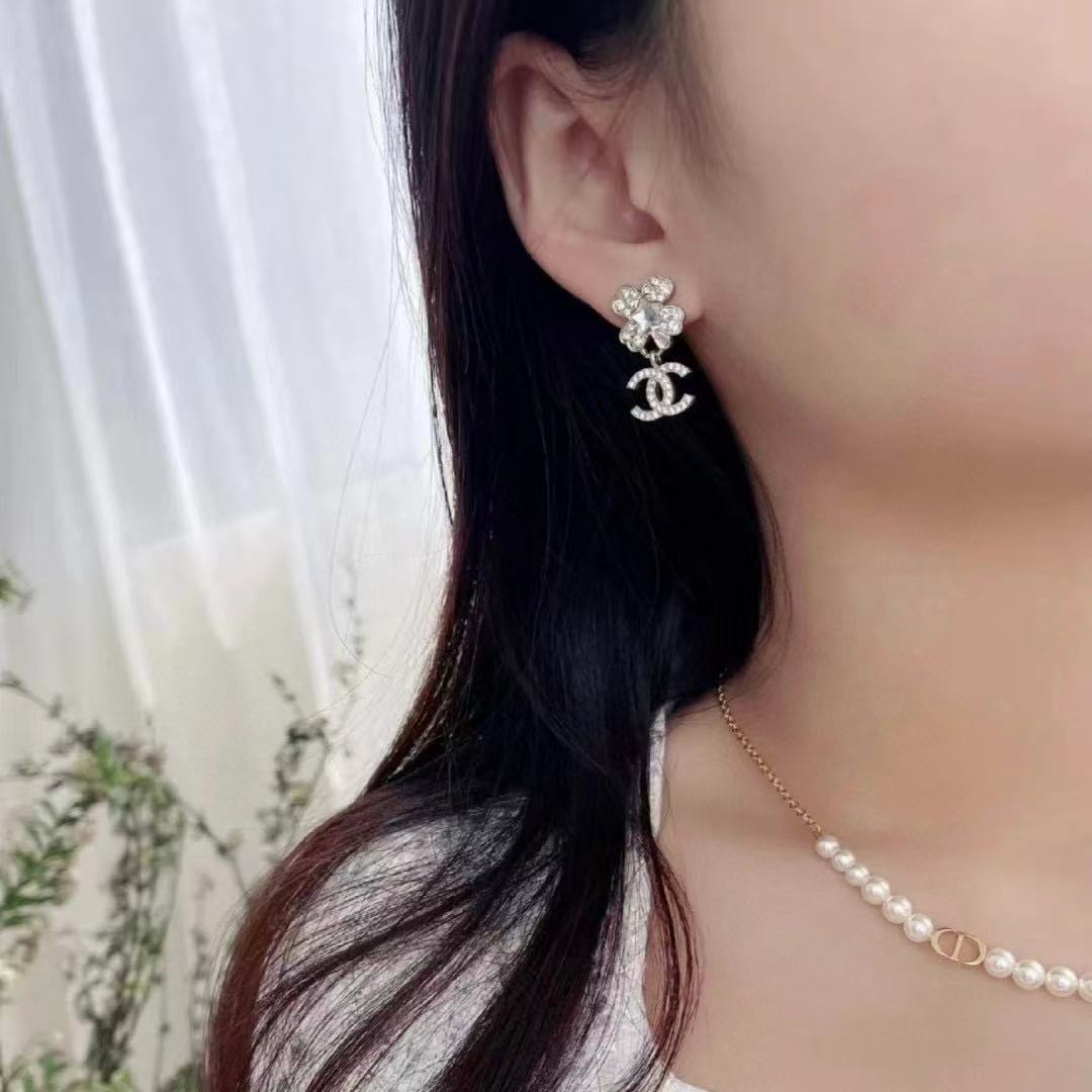 CHANE1 四つ葉のクローバー ダブルC ダイヤモンド スタッド ピアス【 50%割引+送料無料】