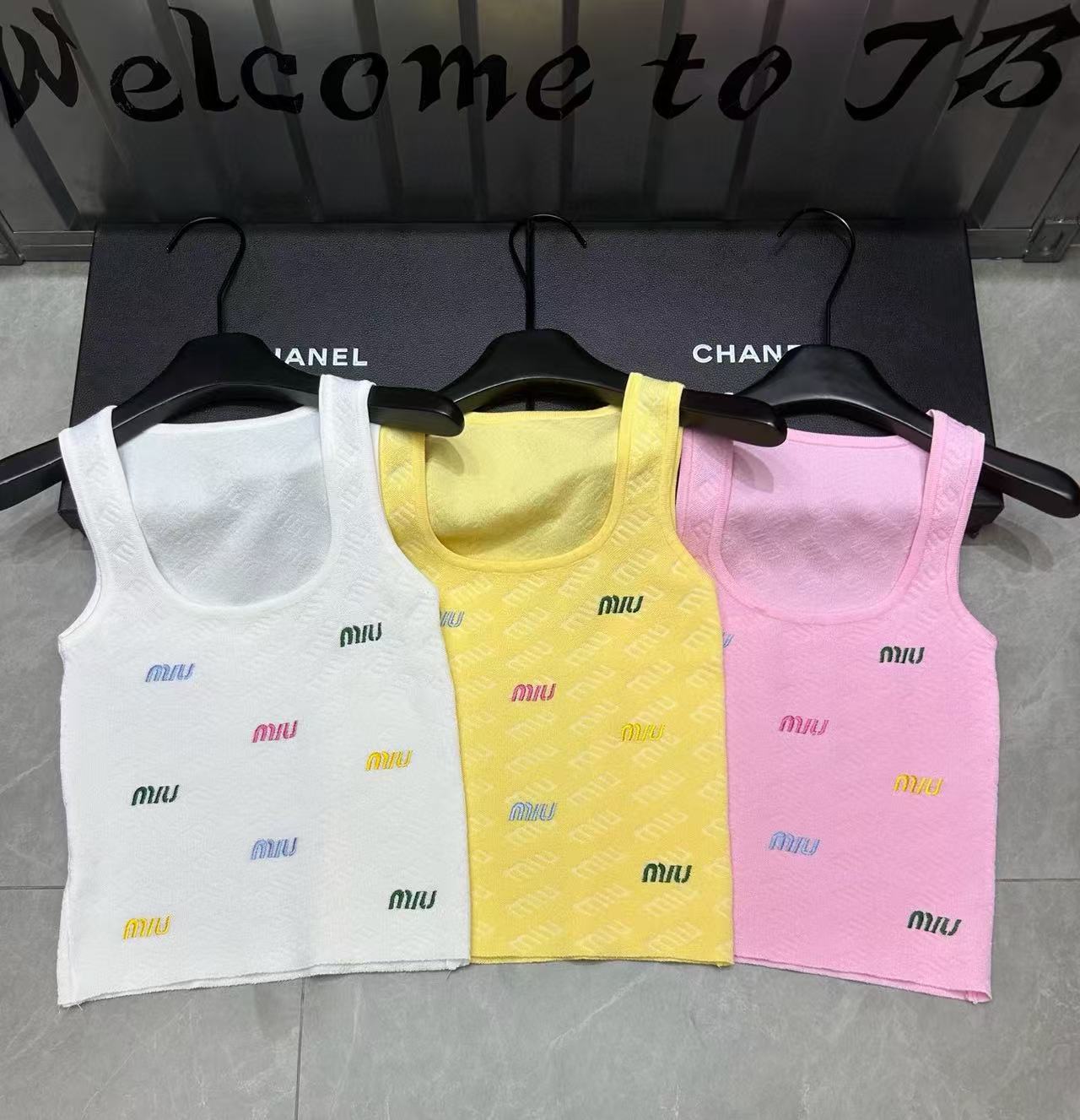 M1UM1U 刺繍レタリングウールベスト【 50%割引+送料無料】