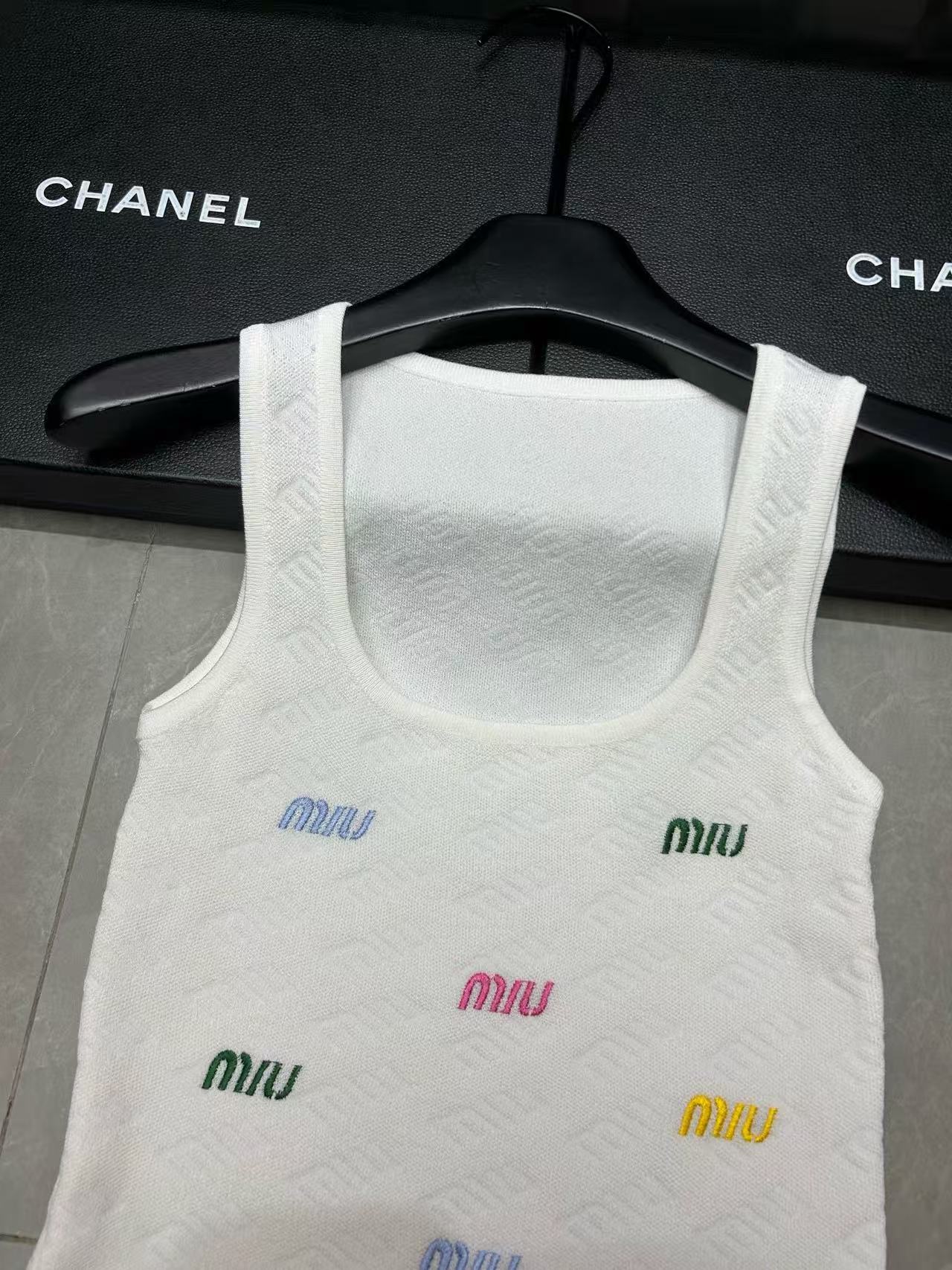 M1UM1U 刺繍レタリングウールベスト【 50%割引+送料無料】