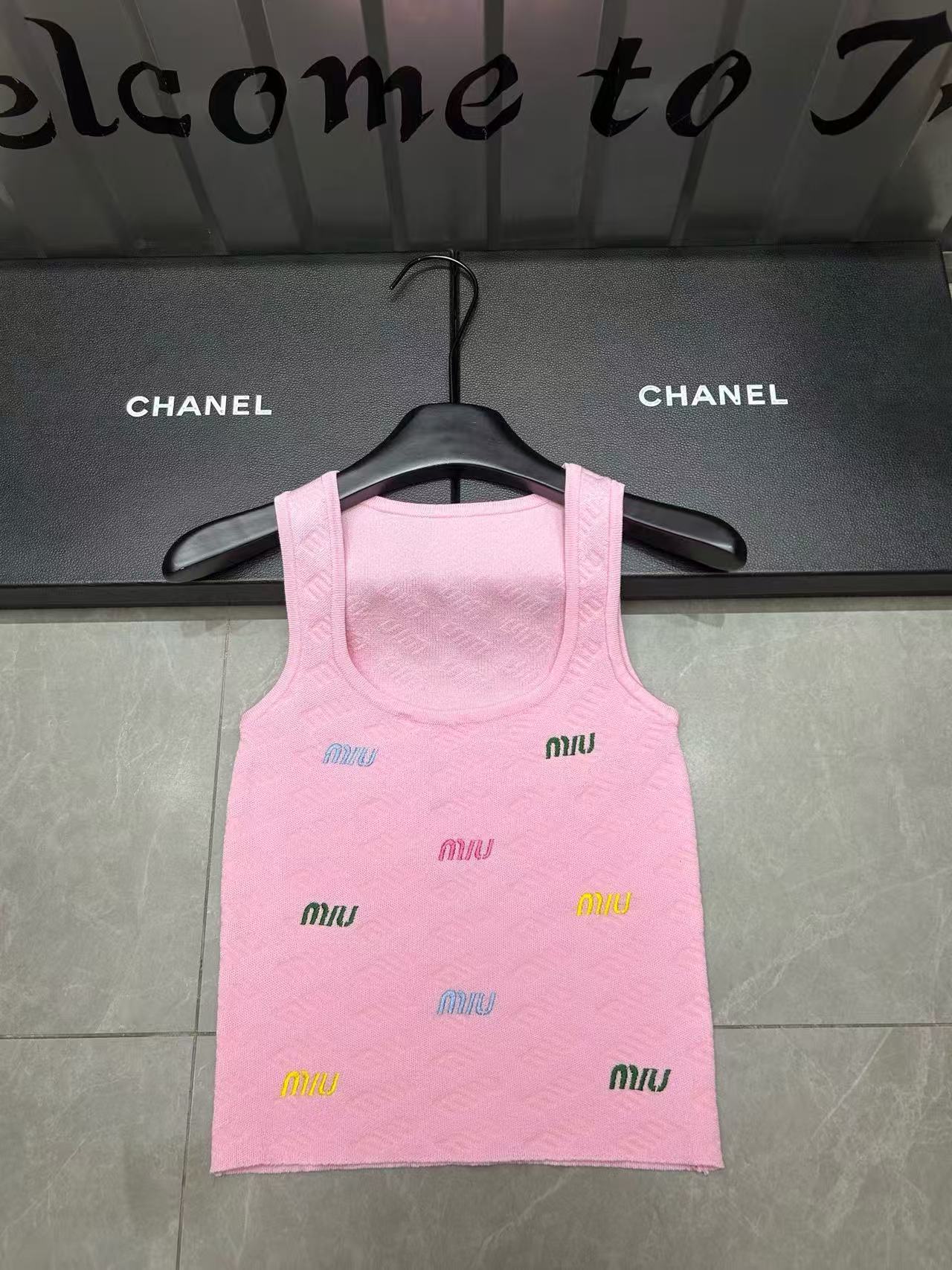 M1UM1U 刺繍レタリングウールベスト【 50%割引+送料無料】