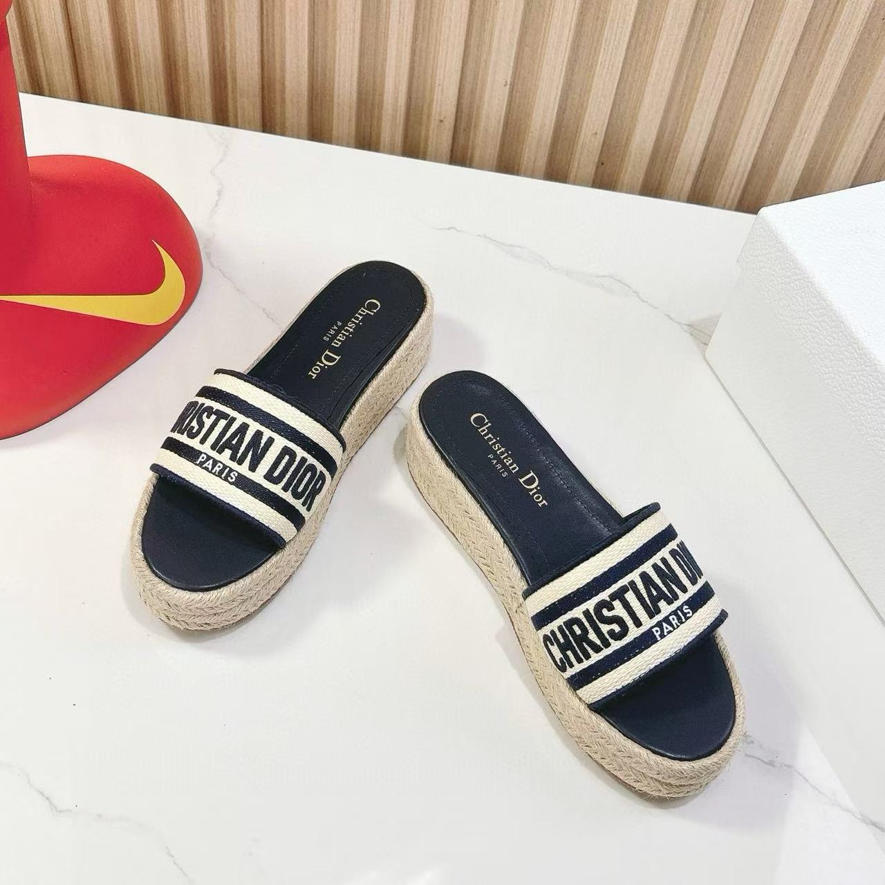 DI0Rの高品質刺繍編み厚底シューズ【50%割引+送料無料】