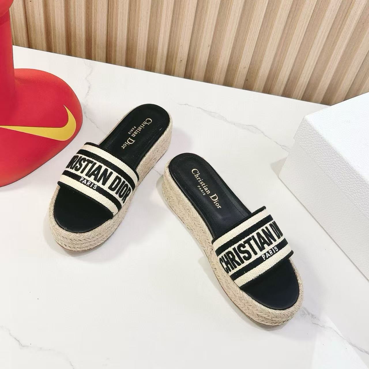 DI0Rの高品質刺繍編み厚底シューズ【50%割引+送料無料】