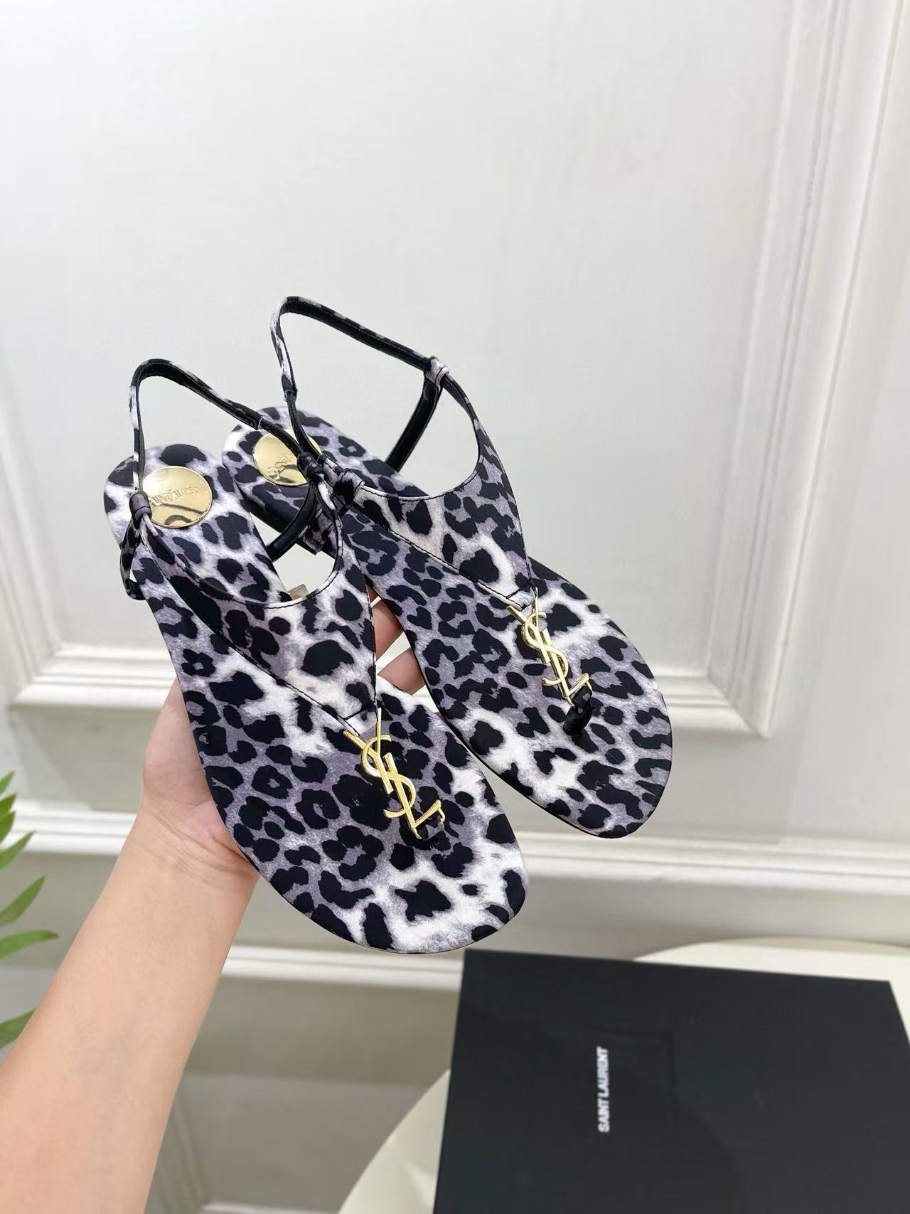 YSLの高品質ヒョウ柄ビーチサンダル【50%割引+送料無料】