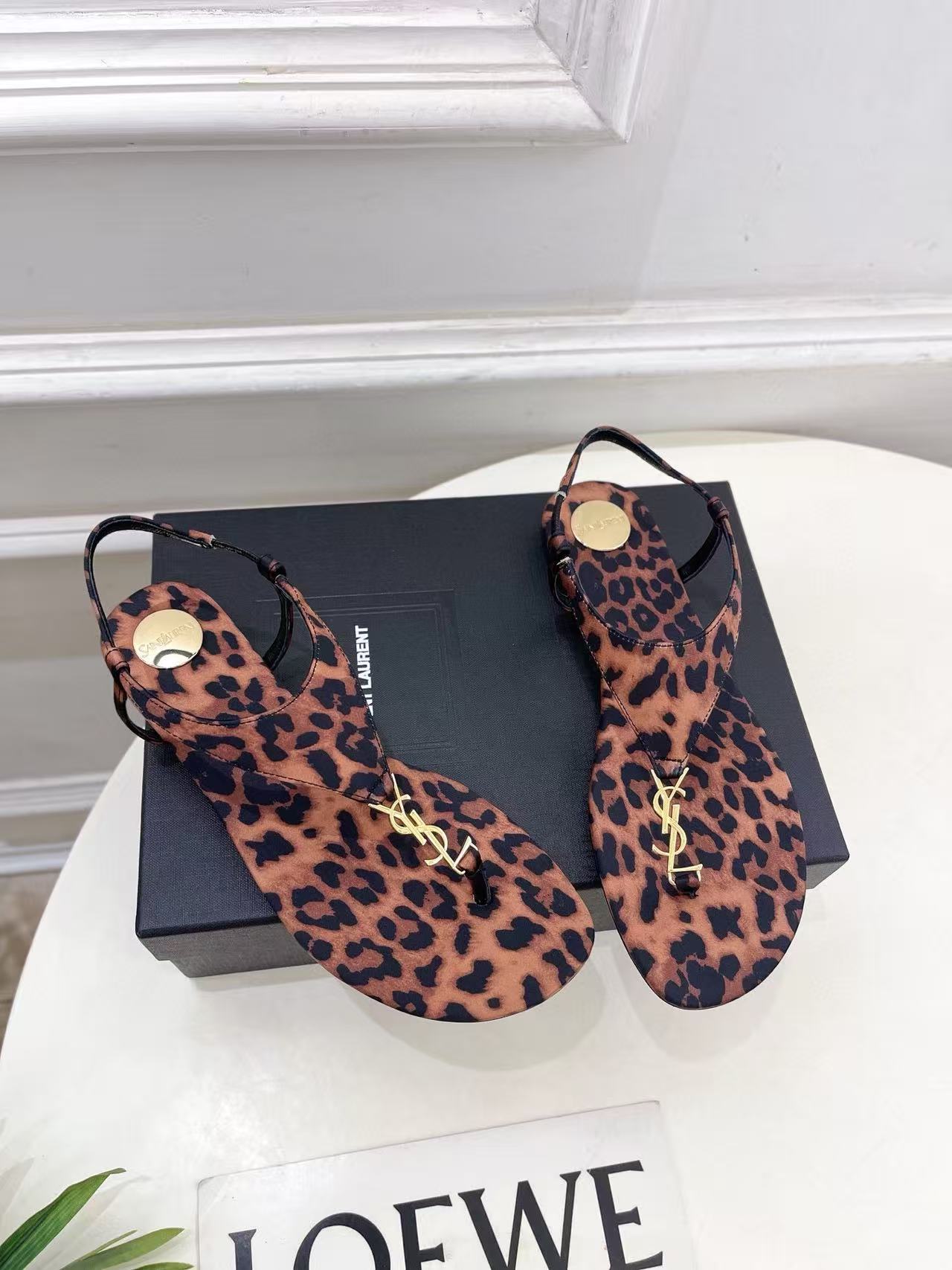 YSLの高品質ヒョウ柄ビーチサンダル【50%割引+送料無料】