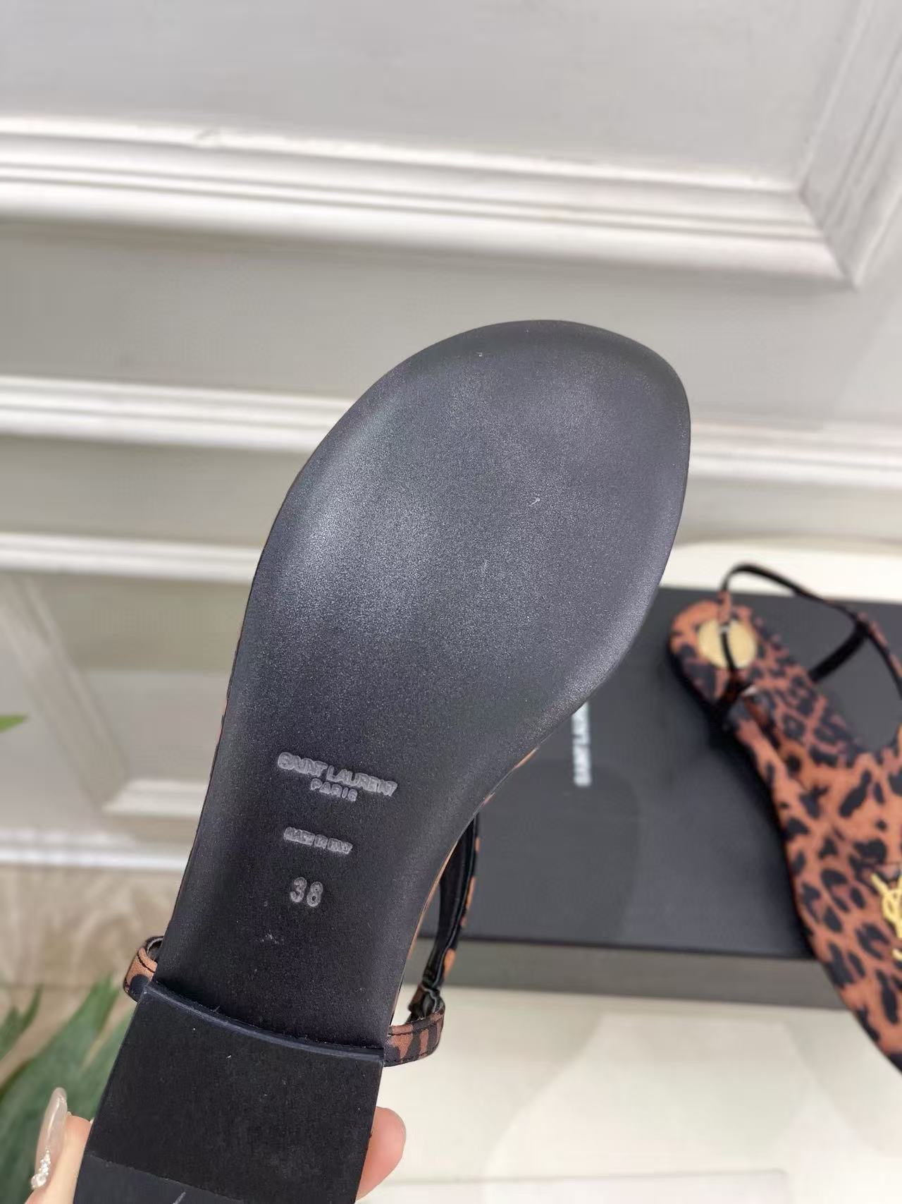 YSLの高品質ヒョウ柄ビーチサンダル【50%割引+送料無料】