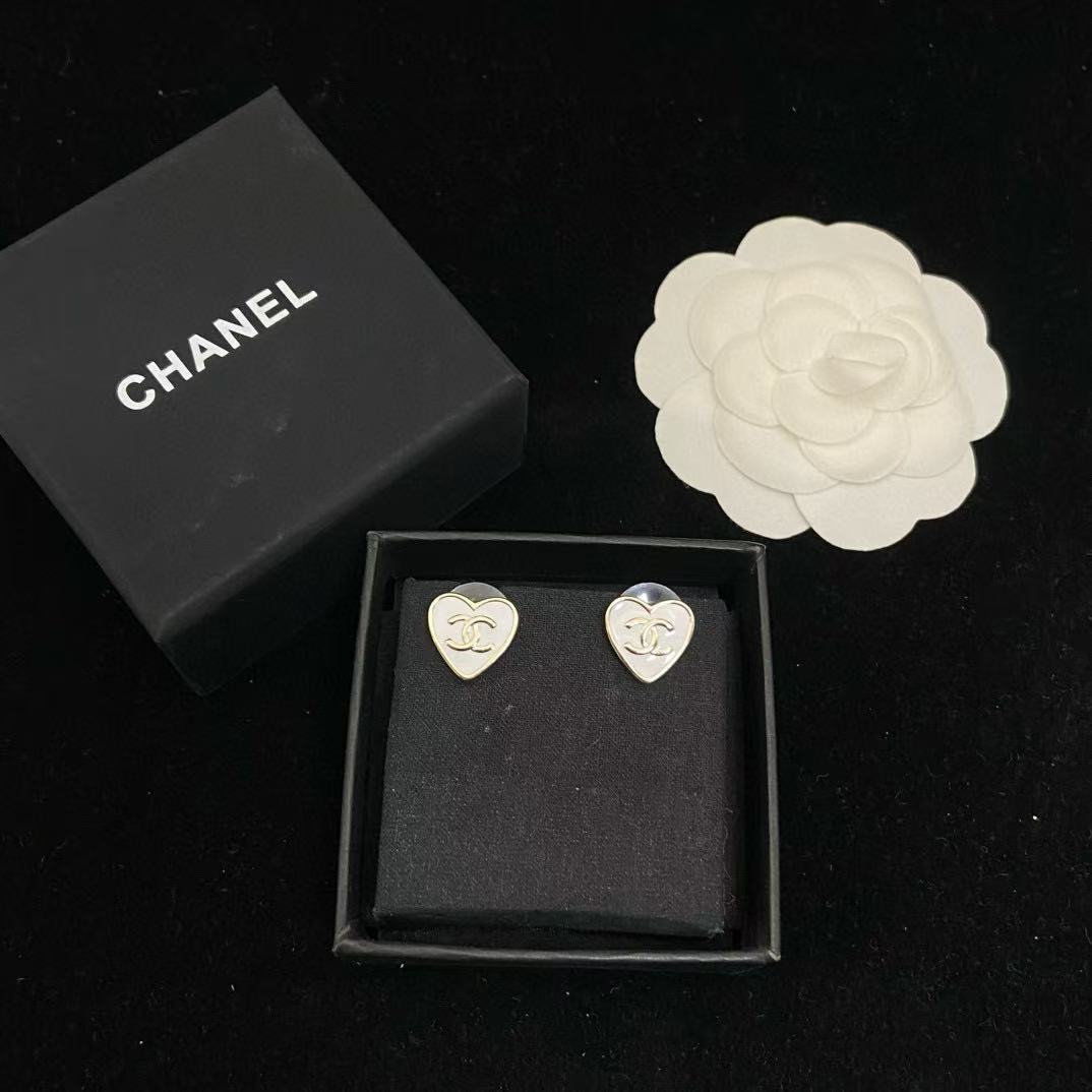 CHANE1 ダブルC ホワイトハートイヤリング【50％割引+送料無料】
