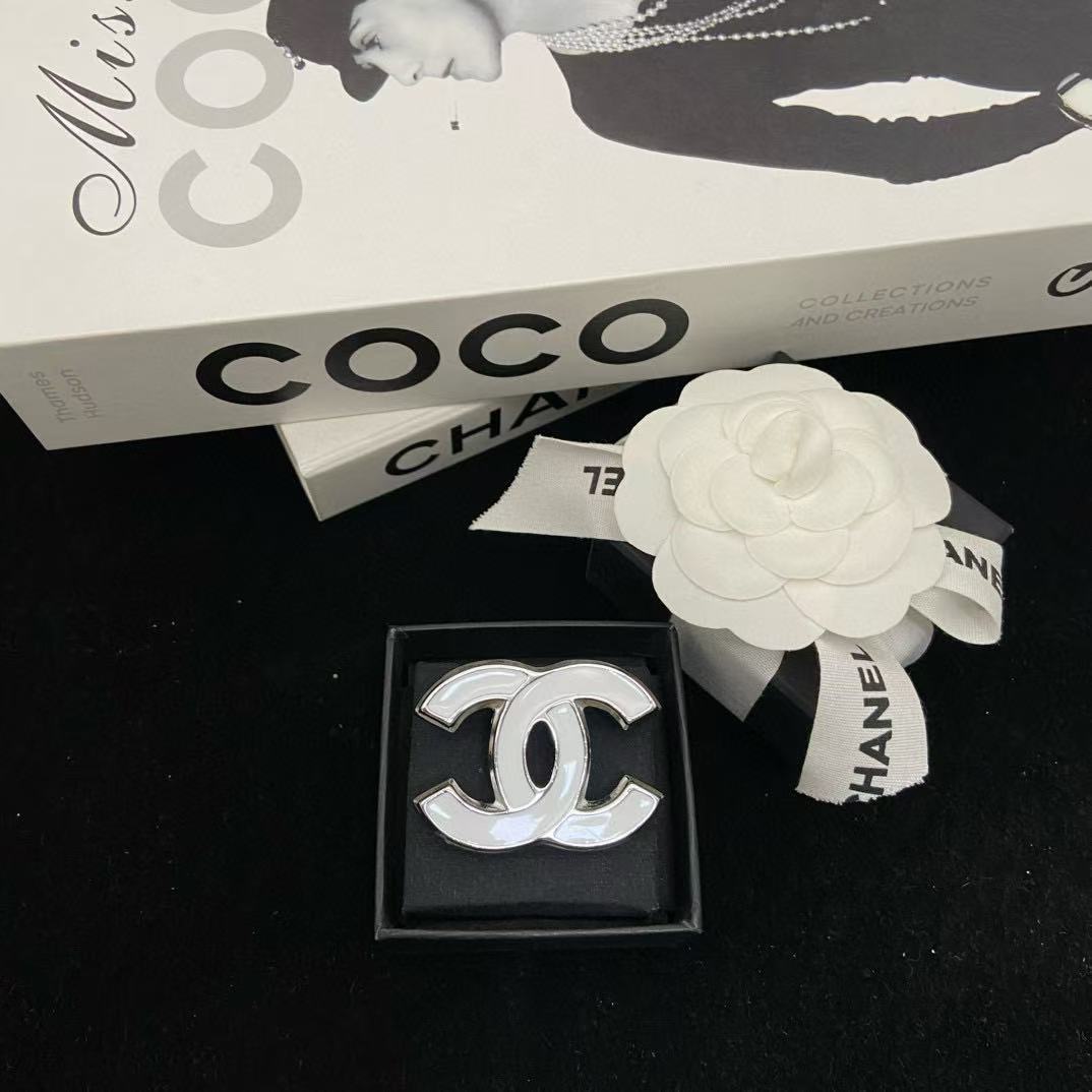 CHANE1 ホワイト ダブルC ブローチ【50％割引+送料無料】