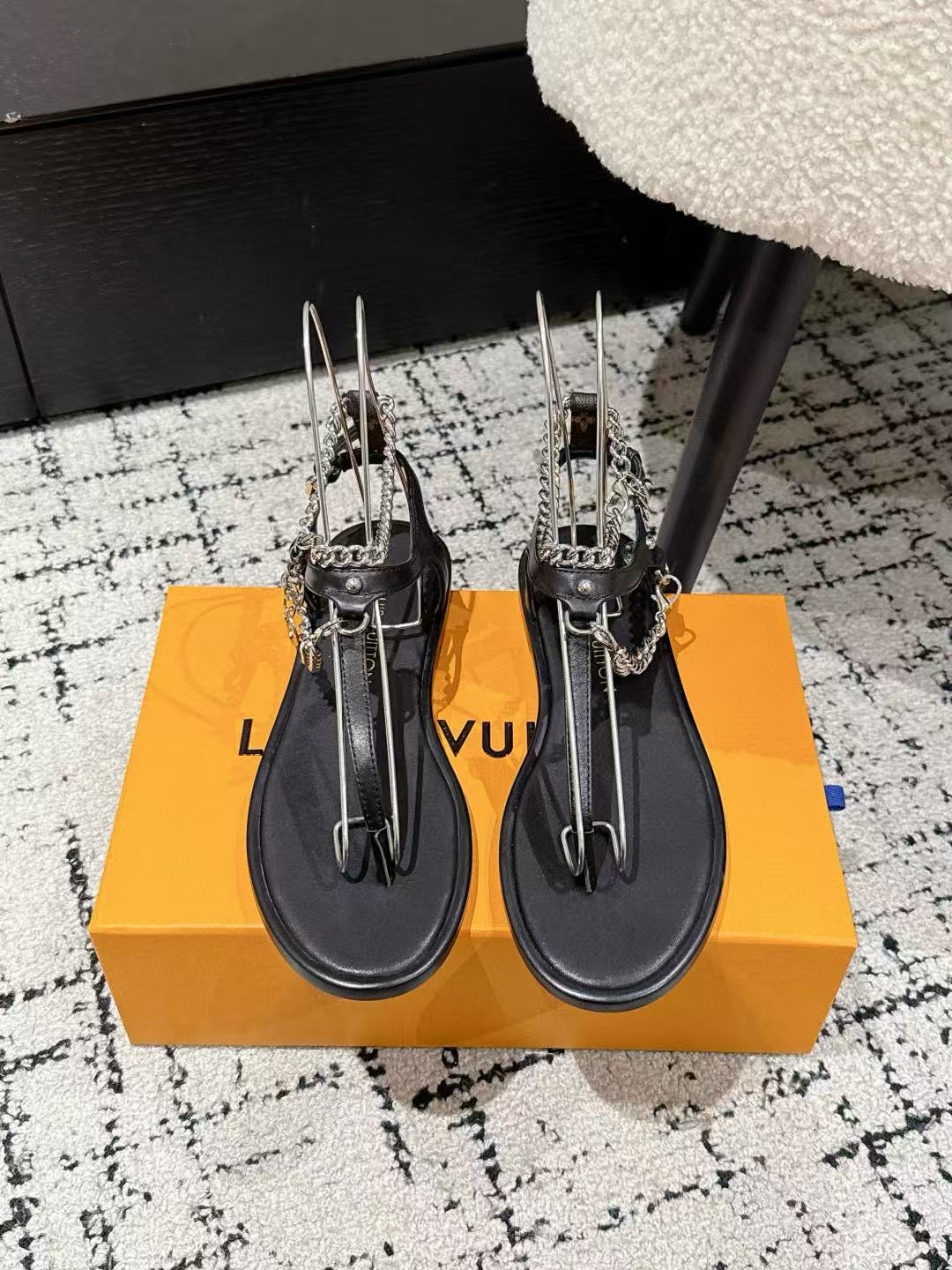 LVの高品質チェーンフラットサンダル【50%割引+送料無料】