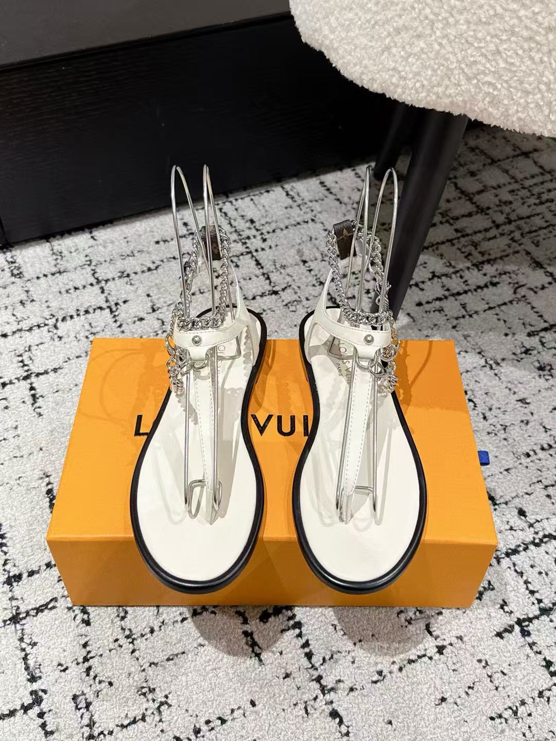LVの高品質チェーンフラットサンダル【50%割引+送料無料】