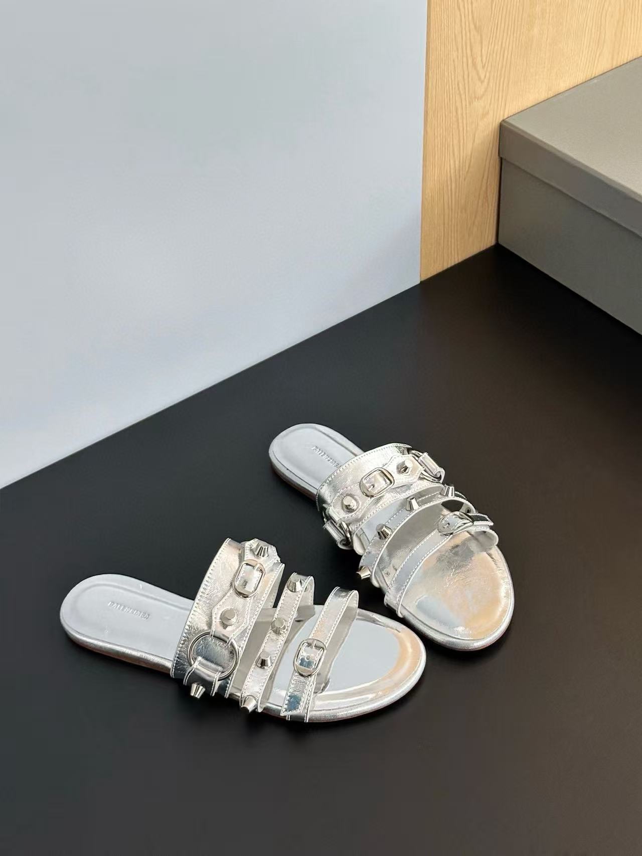 BALENC1AG 高品質レザースリッパ【50％割引+送料無料】