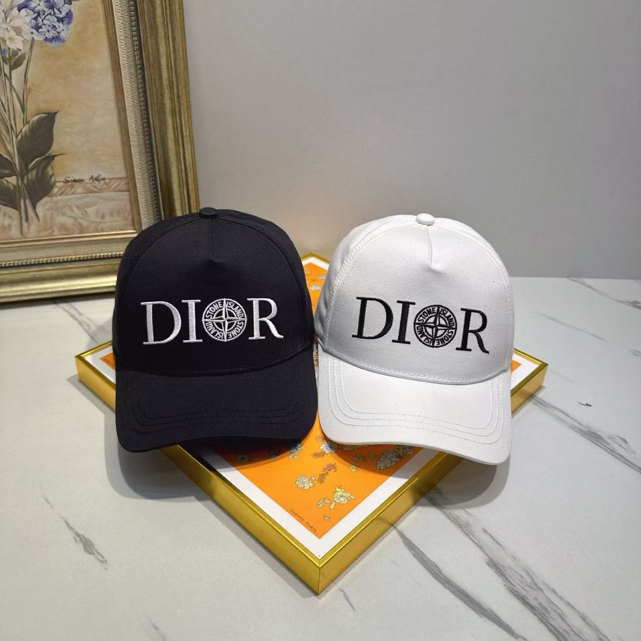 DI0R 刺繍文字入りベースボールキャップ【 50％割引+送料無料】