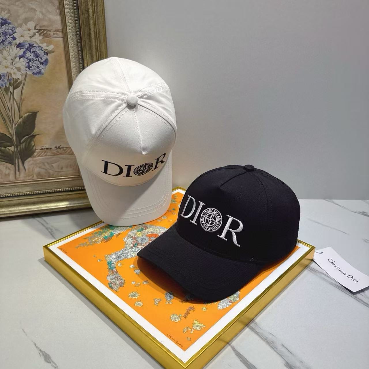 DI0R 刺繍文字入りベースボールキャップ【 50%割引+送料無料】