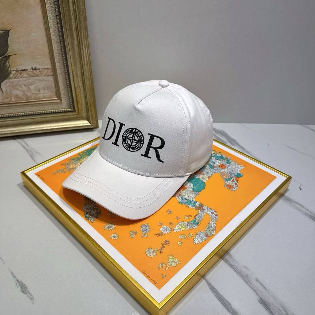 DI0R 刺繍文字入りベースボールキャップ【 50%割引+送料無料】
