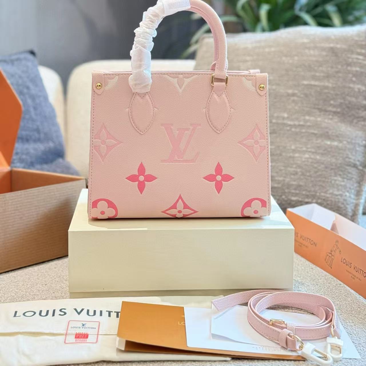 LV onthegoトートバッグ【 50％割引+送料無料】