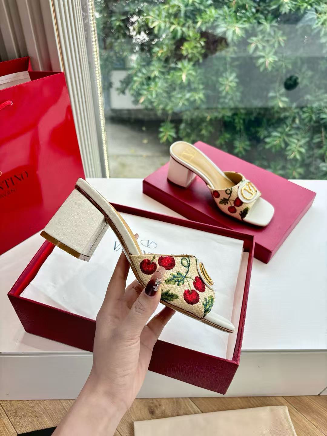 VALENT1NO 高品質チェリーメタルバックルサンダル【50％割引+送料無料】