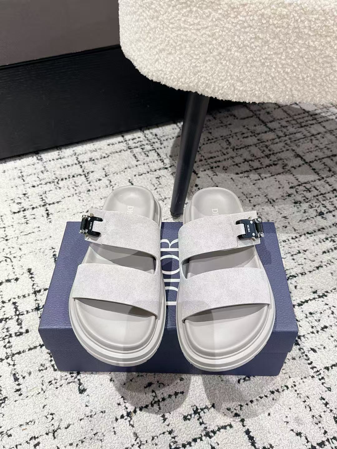 DI0Rの高品質シンプルメンズスリッパ【50%割引+送料無料】