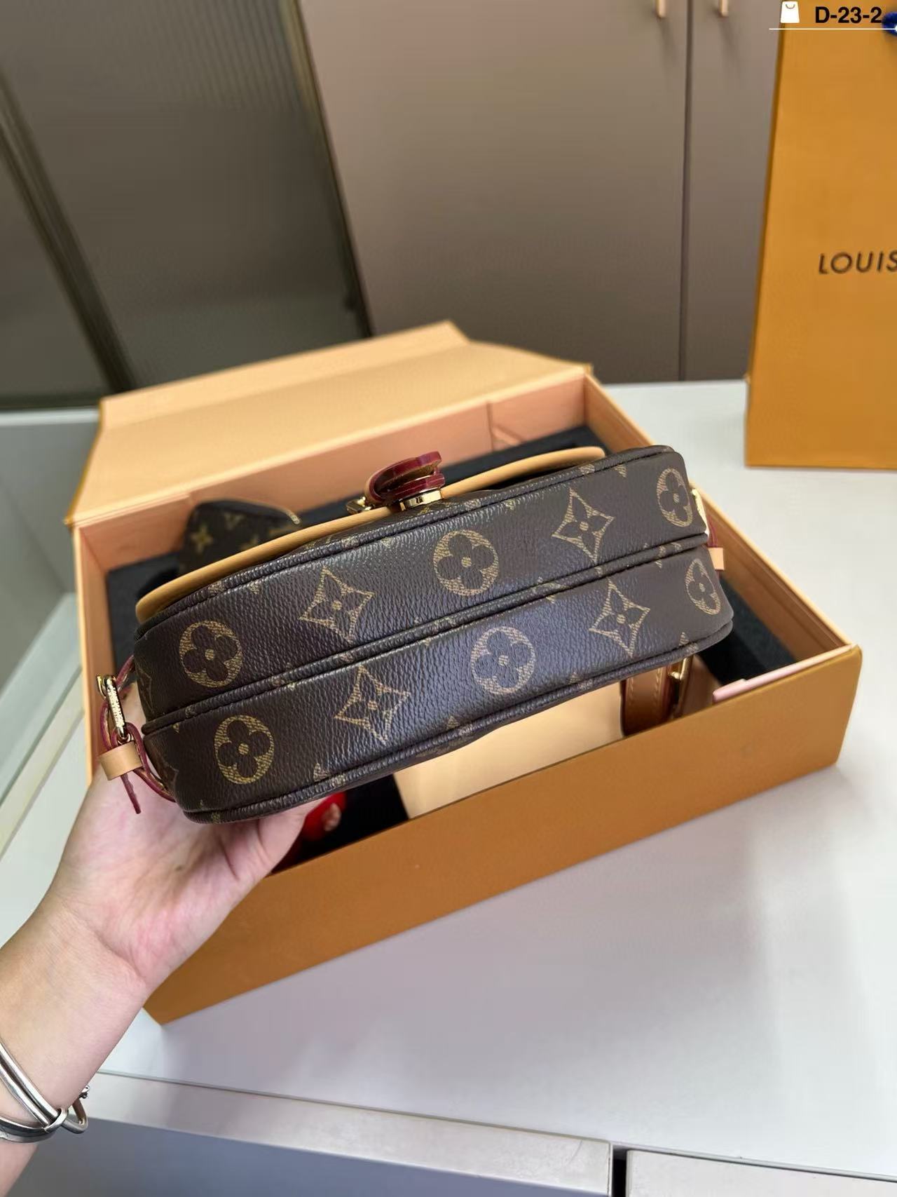 LV折りたたみショルダーバッグ【50％割引+送料無料】