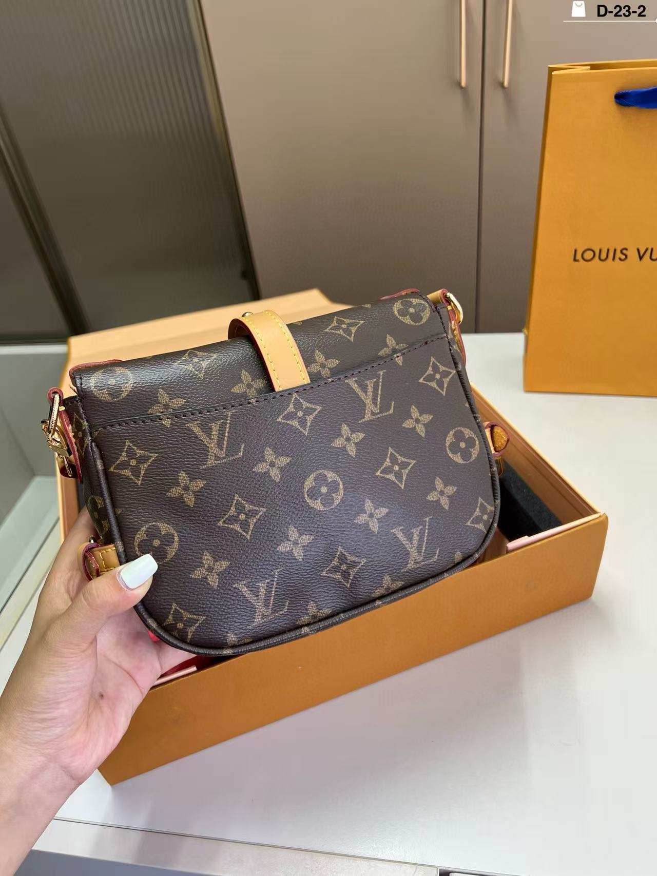 LV折りたたみショルダーバッグ【50％割引+送料無料】