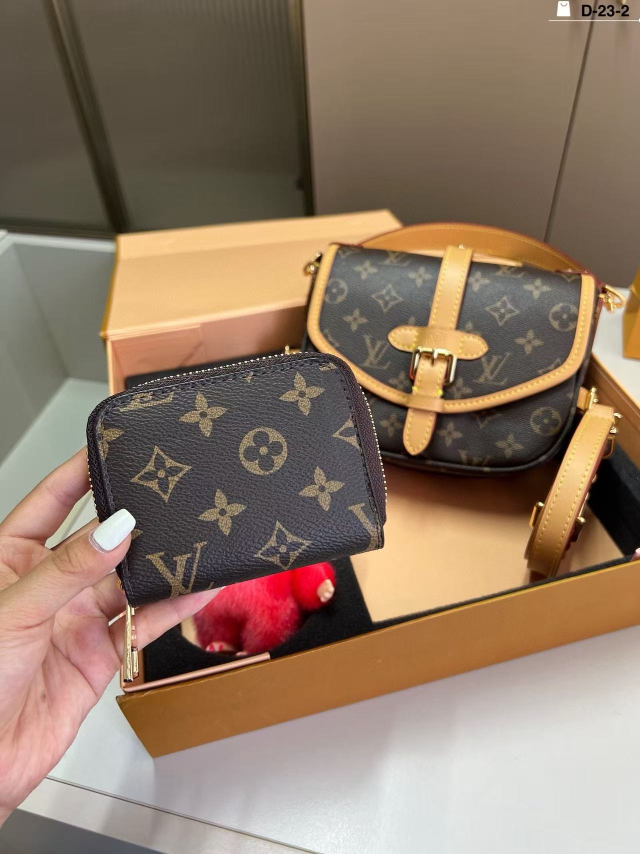 LV折りたたみショルダーバッグ【50％割引+送料無料】