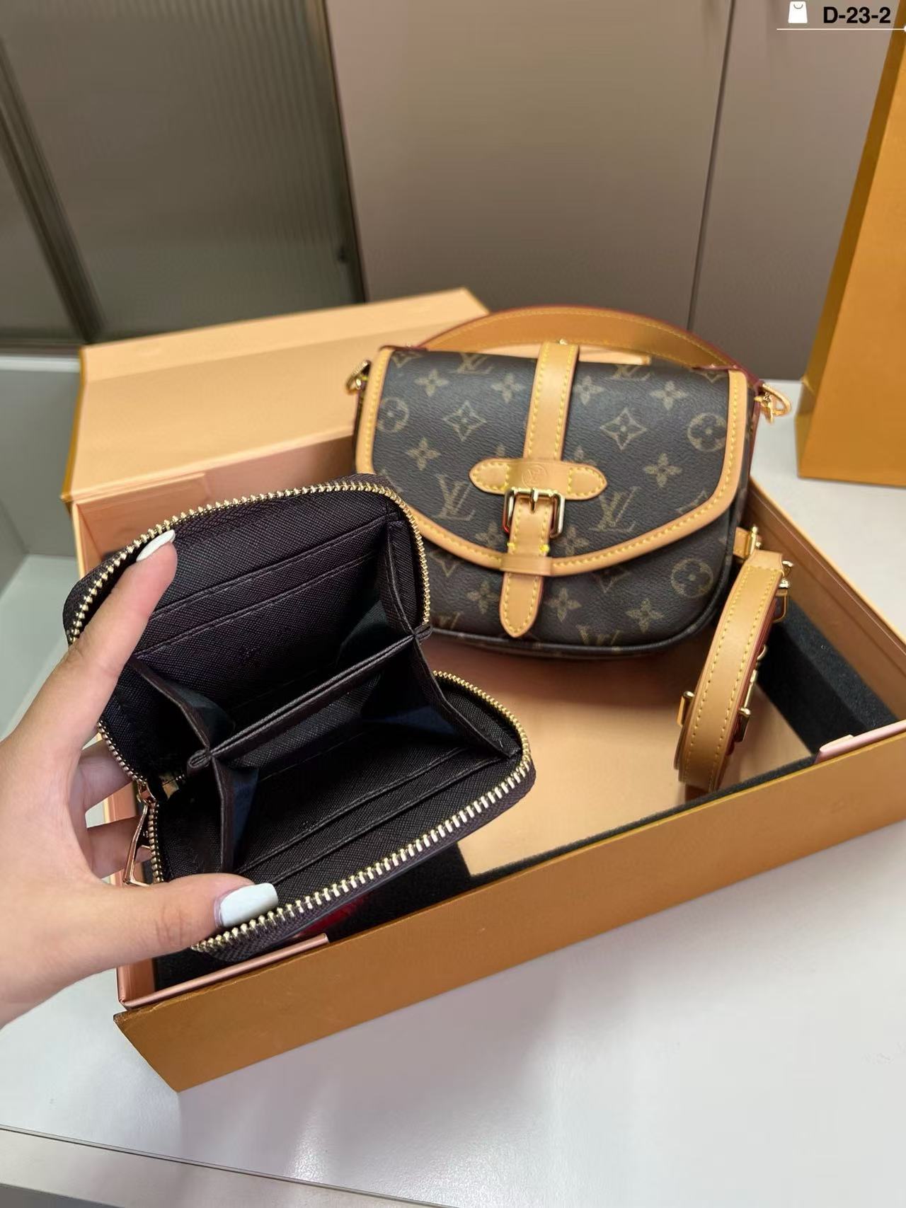 LV折りたたみショルダーバッグ【50％割引+送料無料】