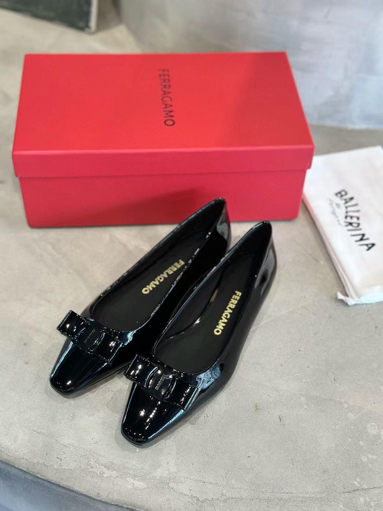 FERRACAM0 高品質パテントレザーリボンフラットシューズ【50％割引+送料無料】