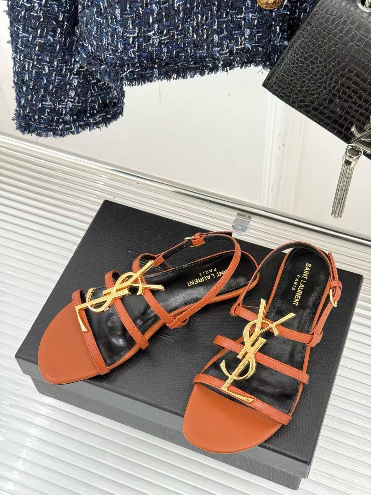 YSLの高品質ビッグロゴフラットサンダル【50％割引+送料無料】
