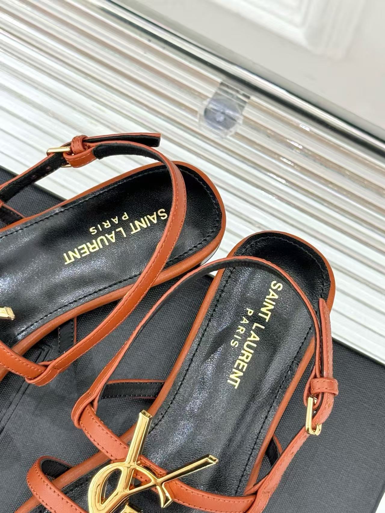YSLの高品質ビッグロゴフラットサンダル【50％割引+送料無料】