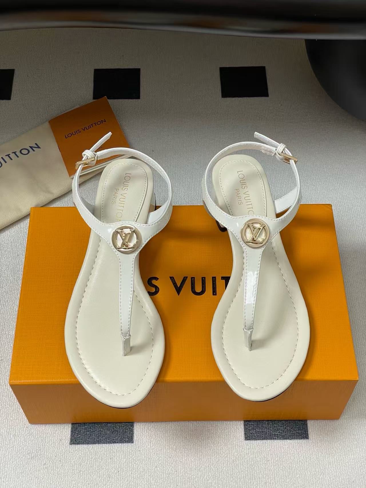 LVの高品質ビーチサンダルフラットサンダル【50％割引+送料無料】