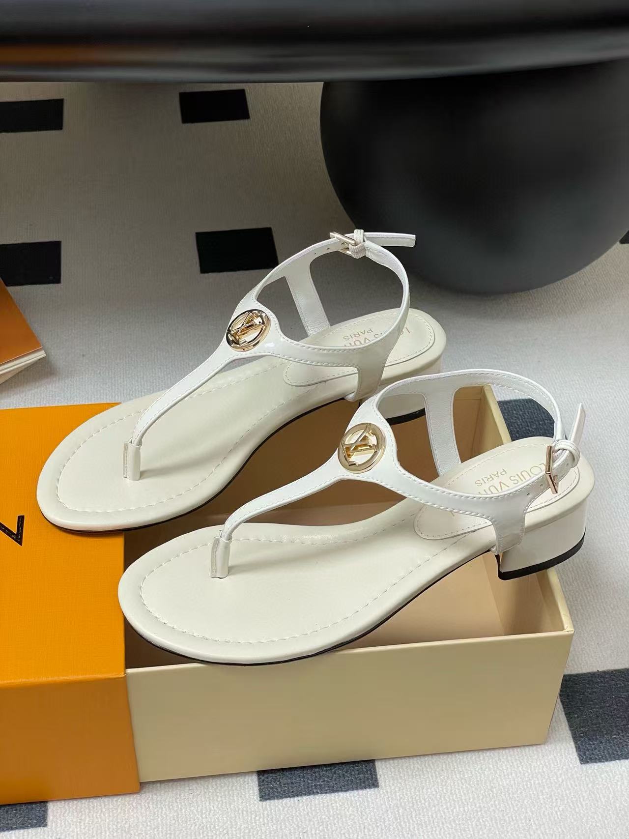 LVの高品質ビーチサンダルフラットサンダル【50％割引+送料無料】