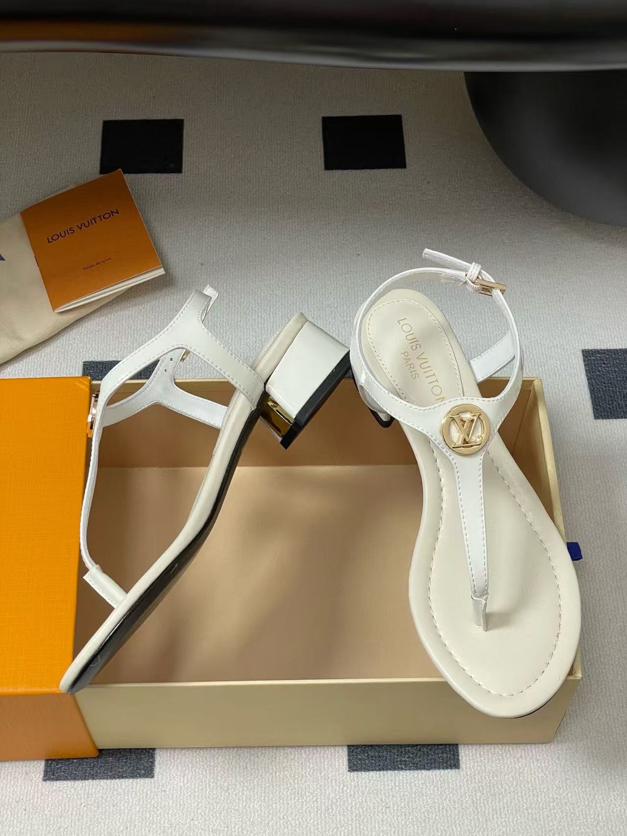 LVの高品質ビーチサンダルフラットサンダル【50％割引+送料無料】