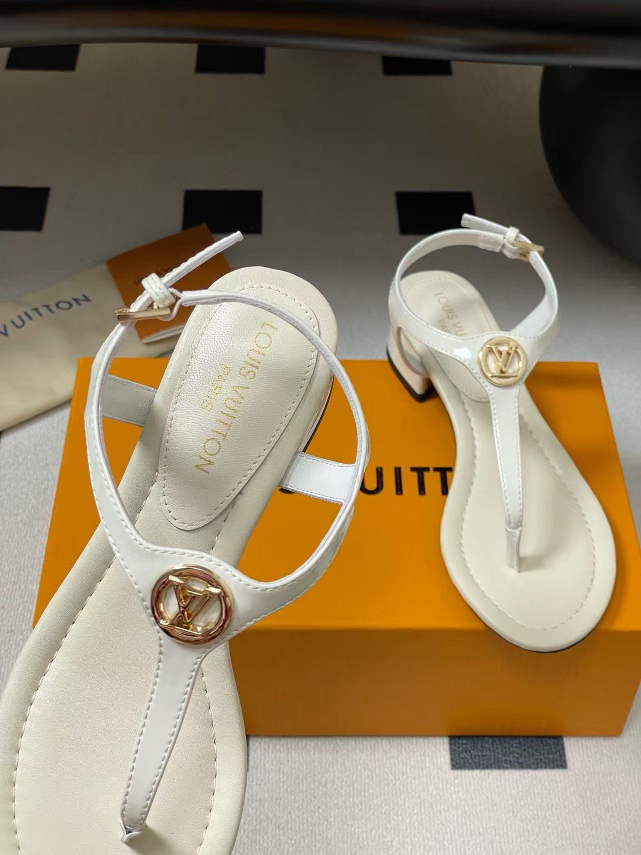 LVの高品質ビーチサンダルフラットサンダル【50％割引+送料無料】