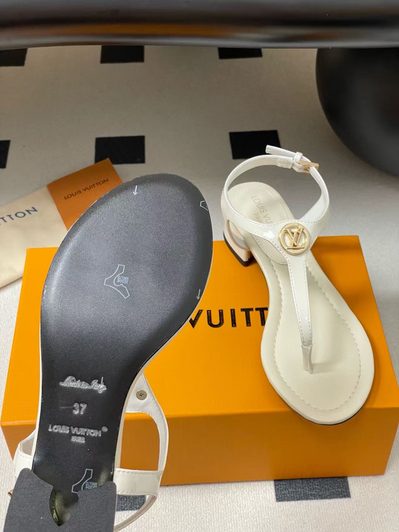 LVの高品質ビーチサンダルフラットサンダル【50％割引+送料無料】