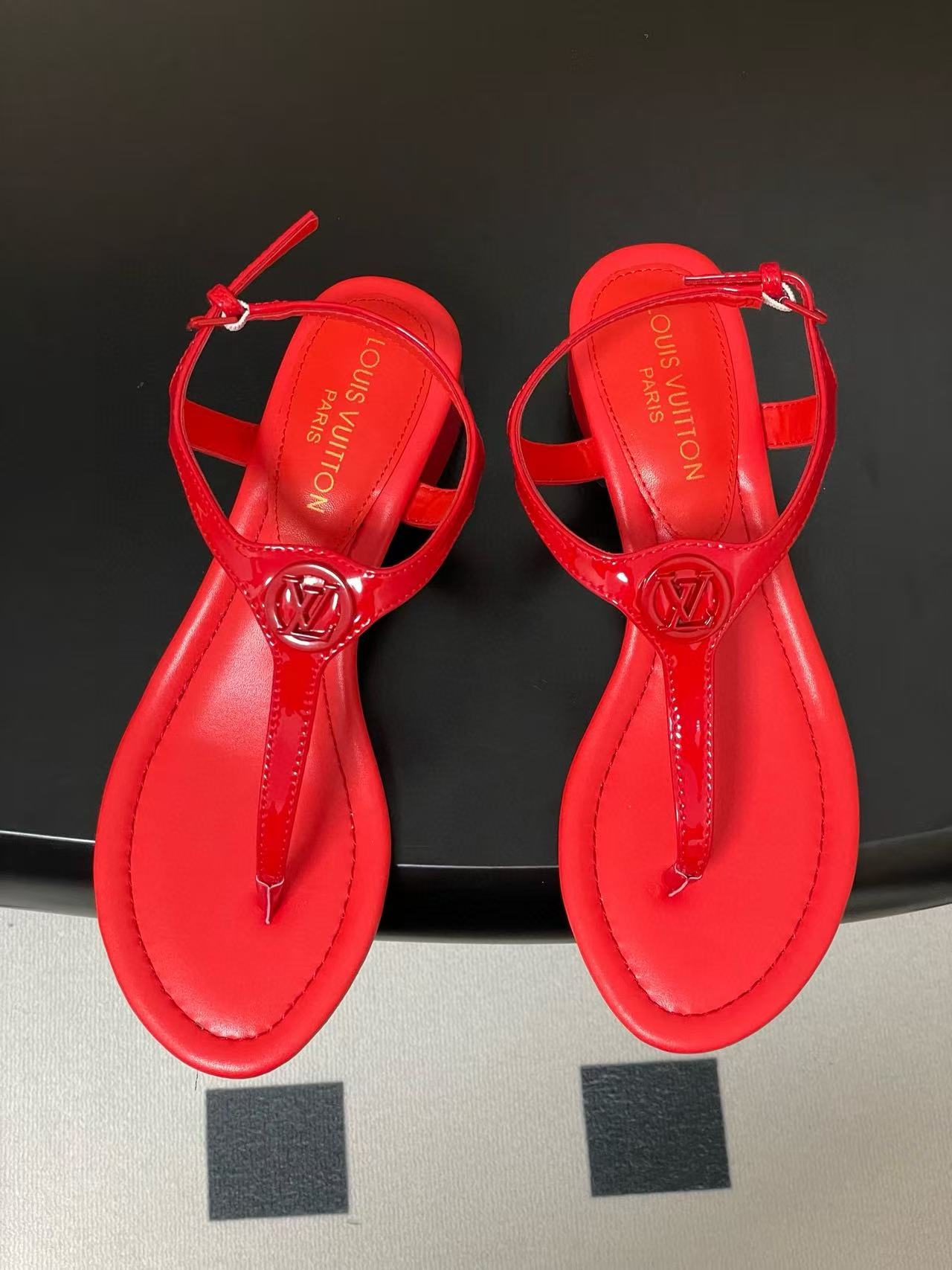 LVの高品質ビーチサンダルフラットサンダル【50％割引+送料無料】