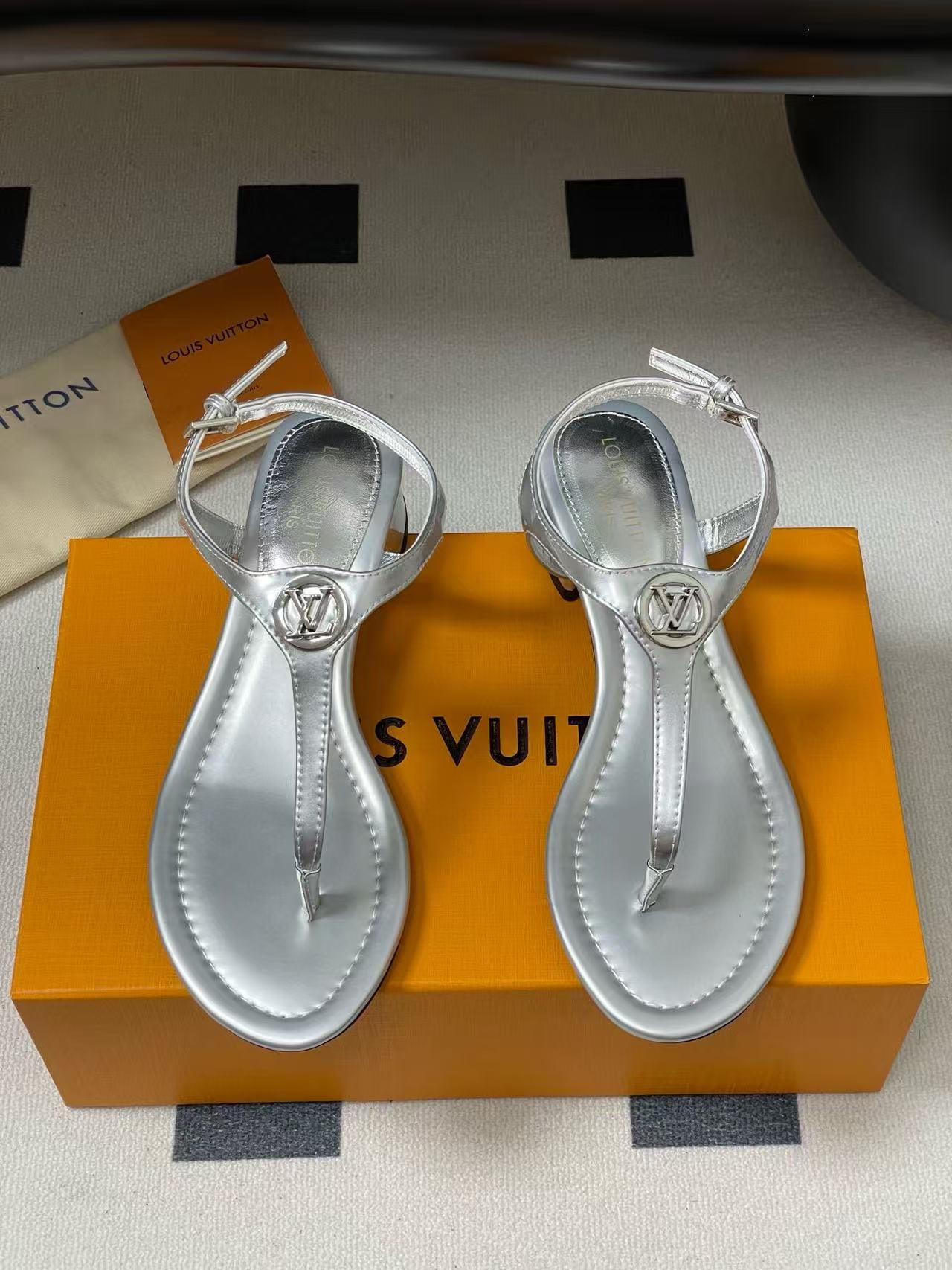LVの高品質ビーチサンダルフラットサンダル【50％割引+送料無料】