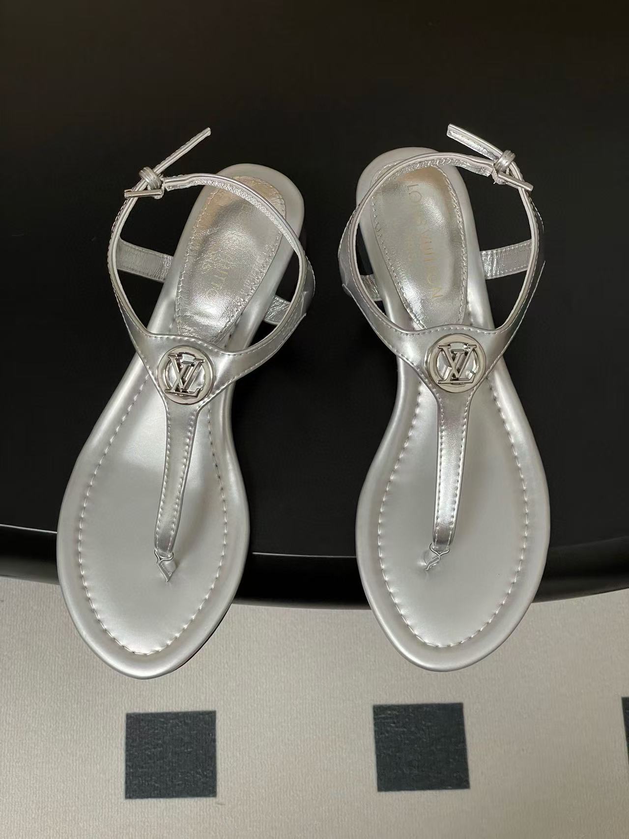 LVの高品質ビーチサンダルフラットサンダル【50％割引+送料無料】