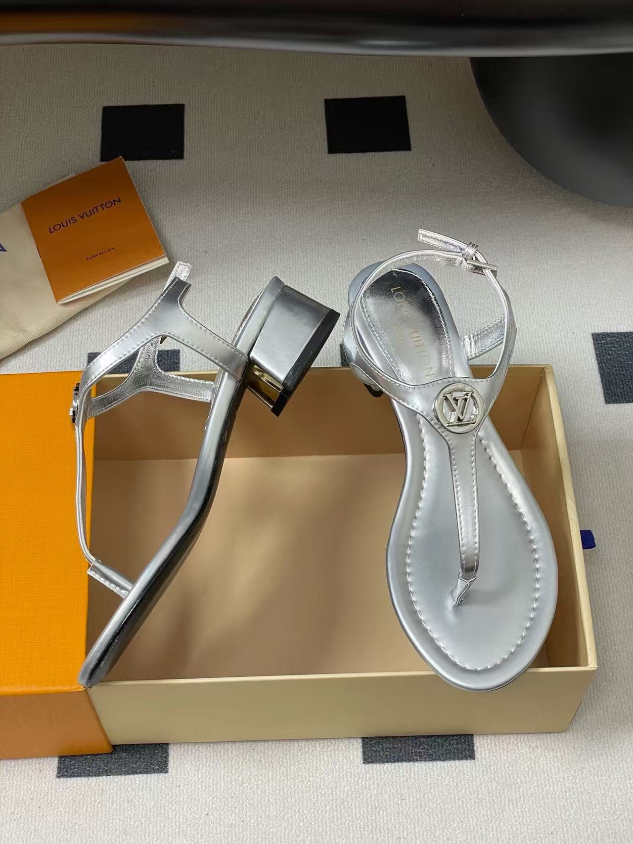 LVの高品質ビーチサンダルフラットサンダル【50％割引+送料無料】