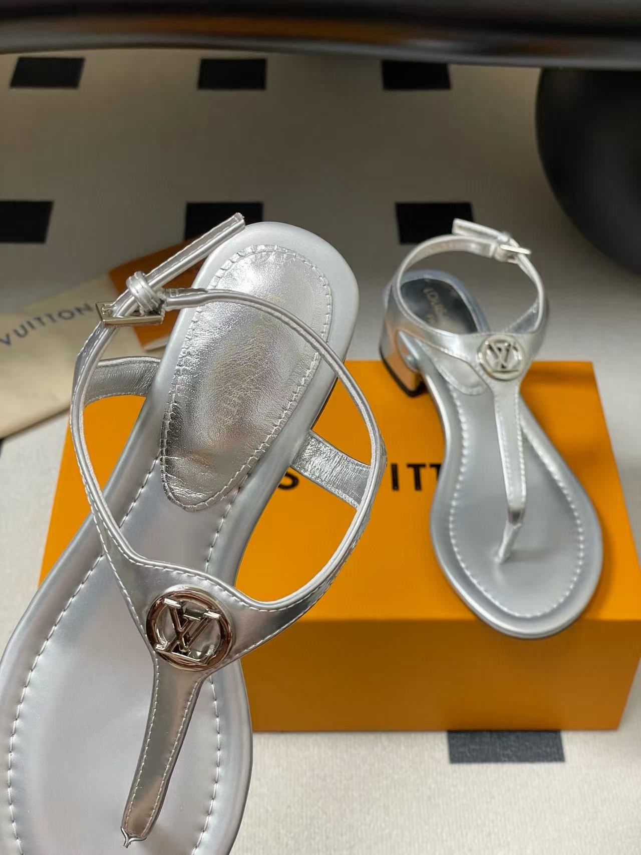 LVの高品質ビーチサンダルフラットサンダル【50％割引+送料無料】