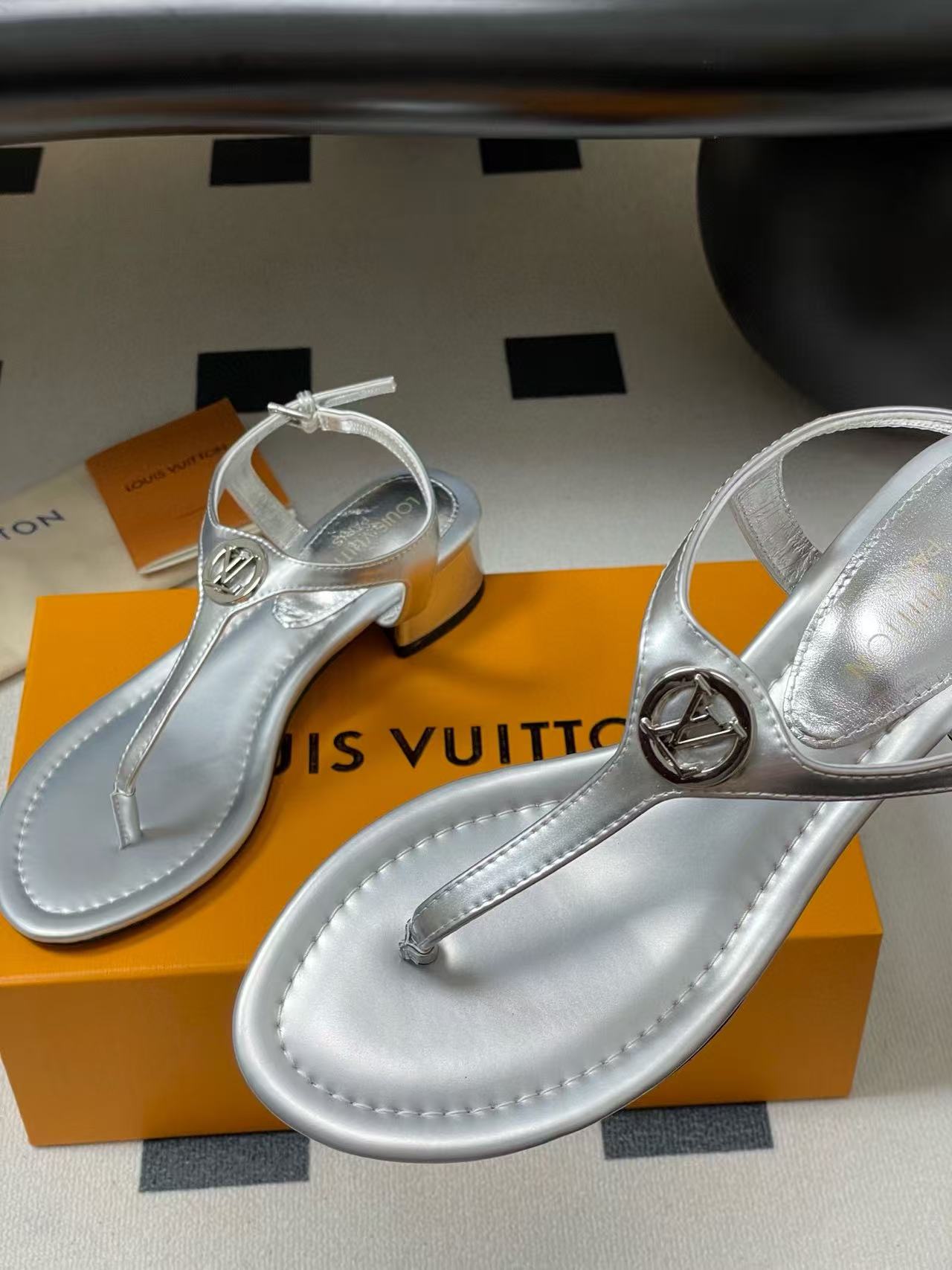 LVの高品質ビーチサンダルフラットサンダル【50％割引+送料無料】