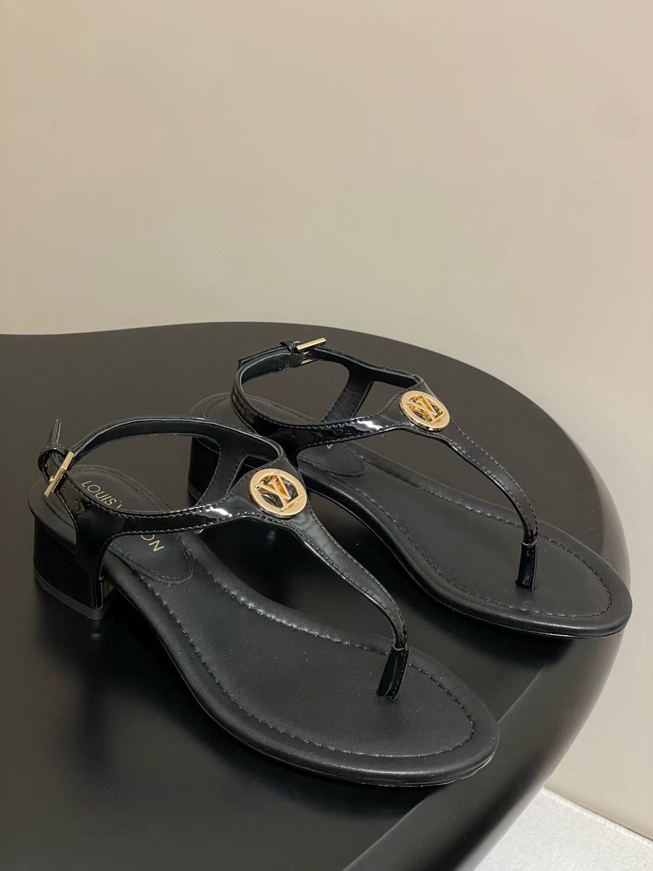 LVの高品質ビーチサンダルフラットサンダル【50％割引+送料無料】