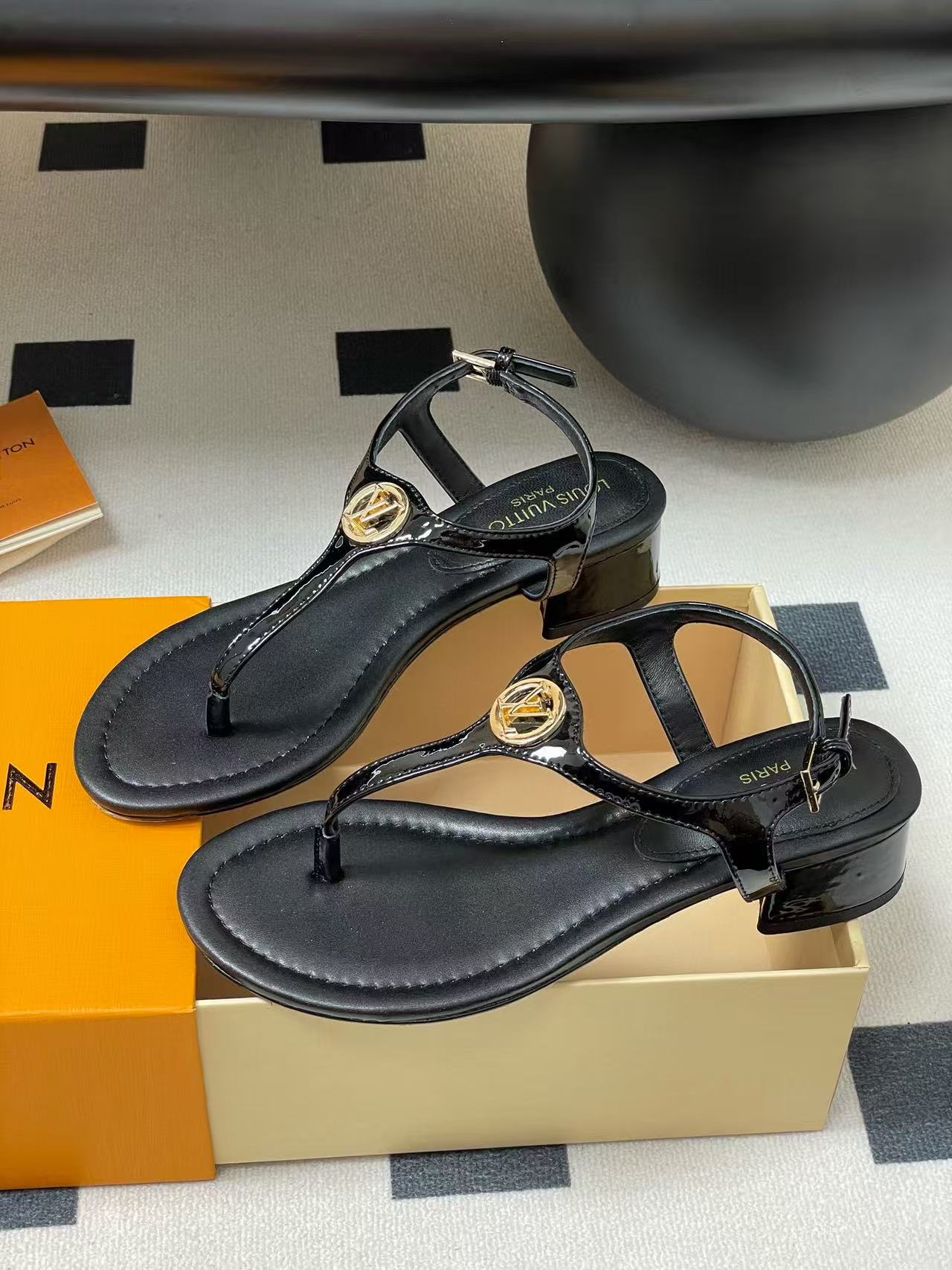 LVの高品質ビーチサンダルフラットサンダル【50％割引+送料無料】