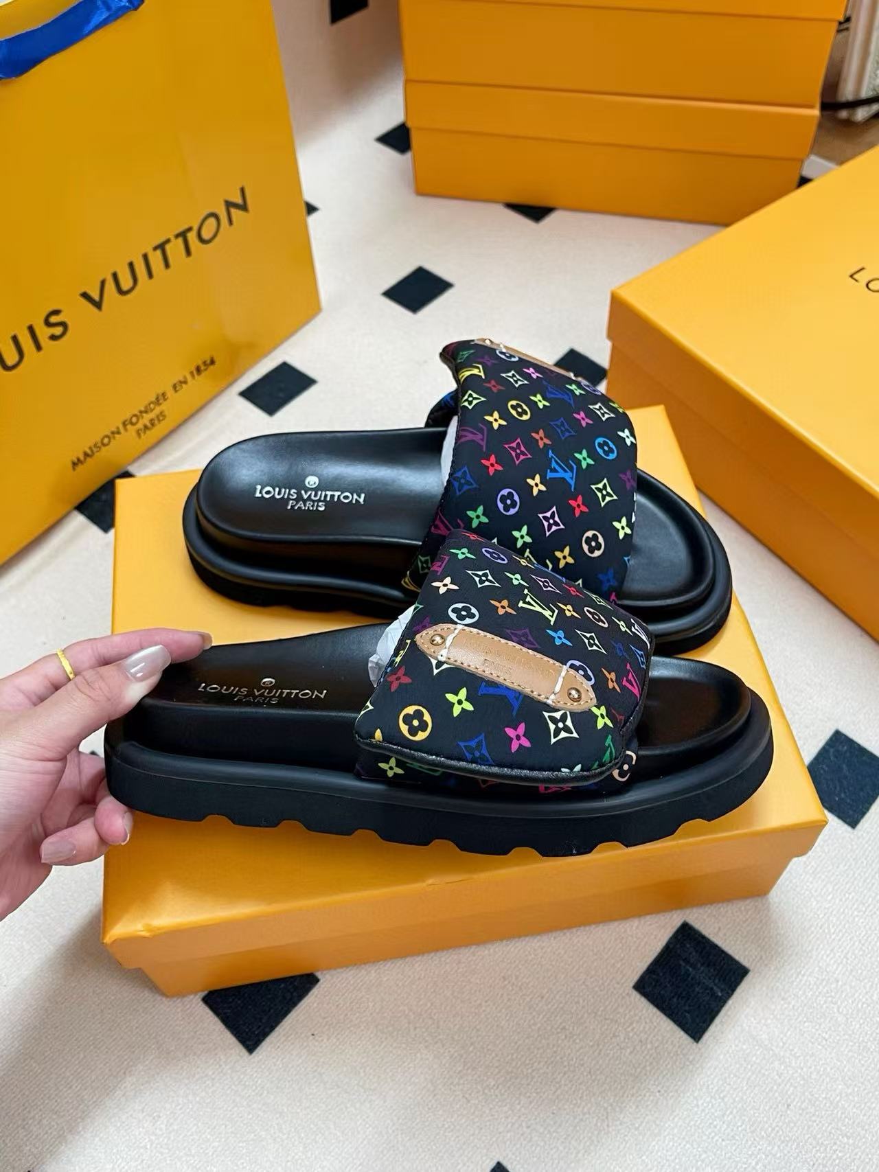 LVプリントのブレッドスリッパ【50％割引+送料無料】