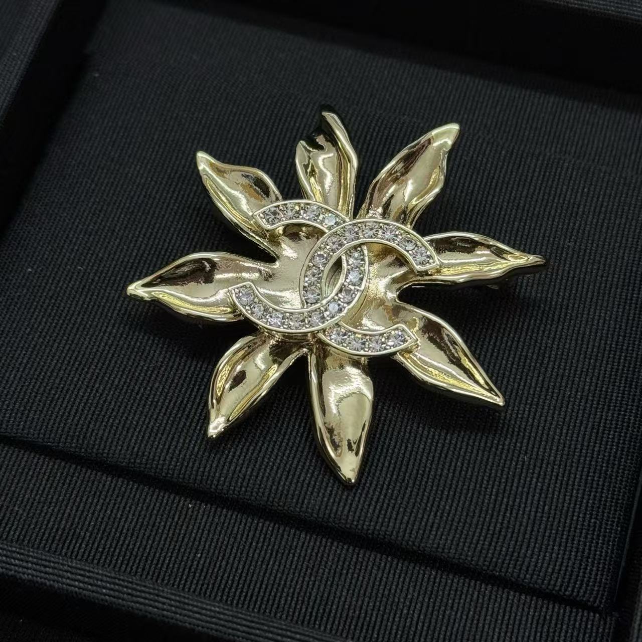 CHANE1 ひまわりダブルCブローチ【50%割引+送料無料】